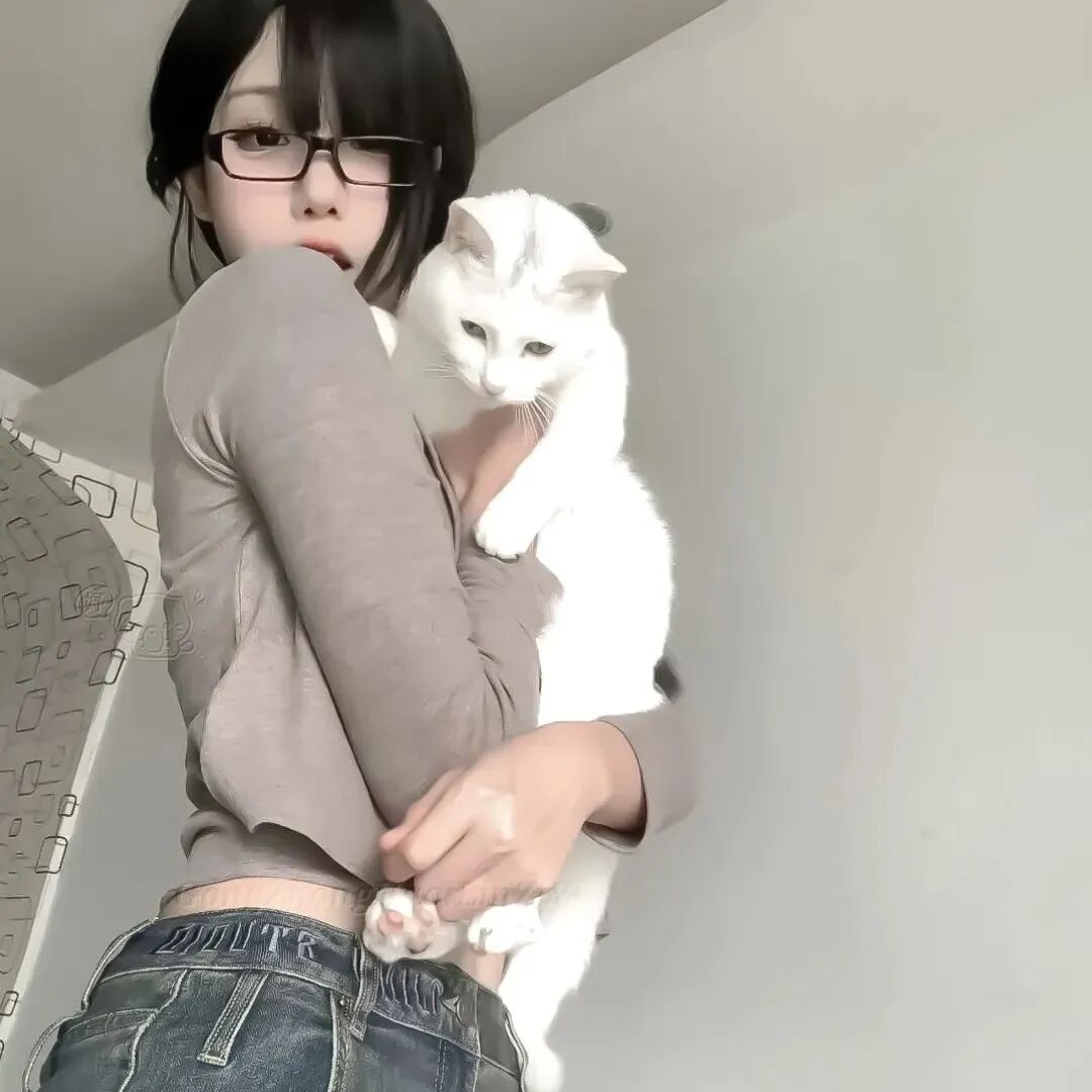 抱着猫咪御姐女生头像