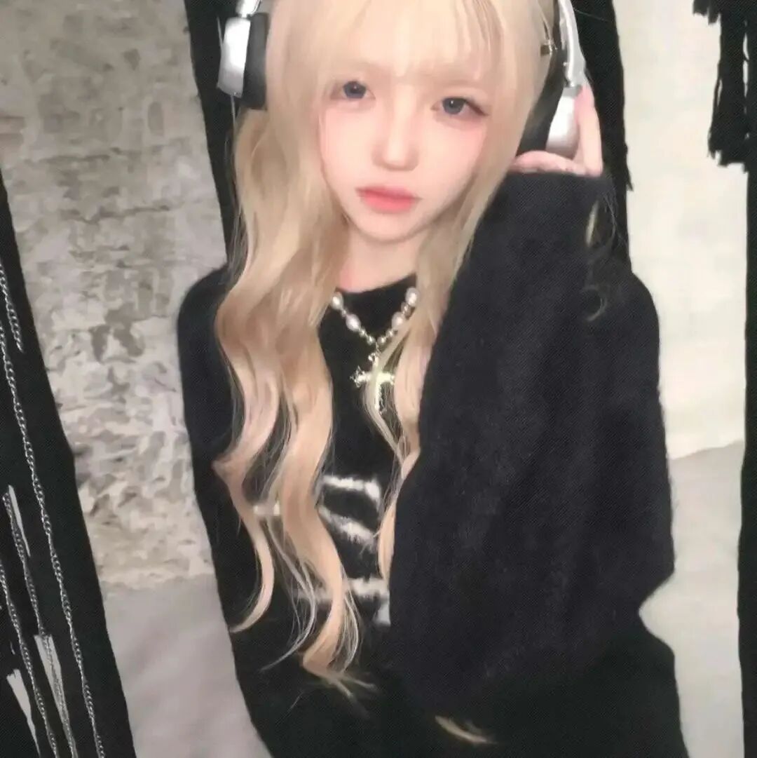 戴耳机小众女生头像