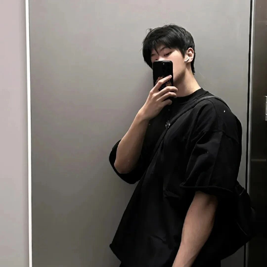 自拍手机痞帅男生头像