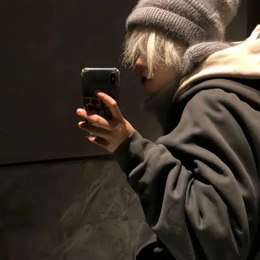 自拍手机个性侧脸男生头像
