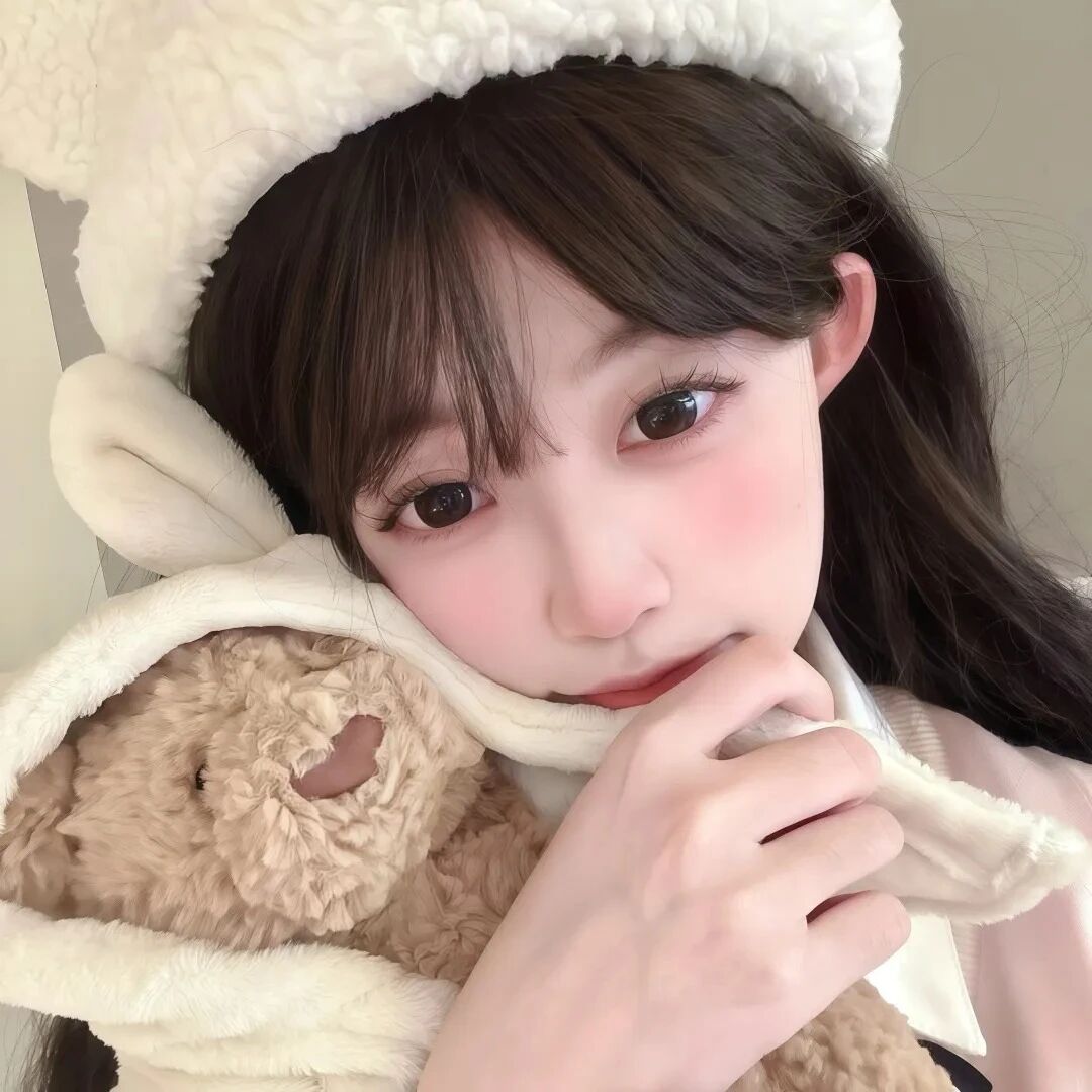抱着小熊甜妹女生头像