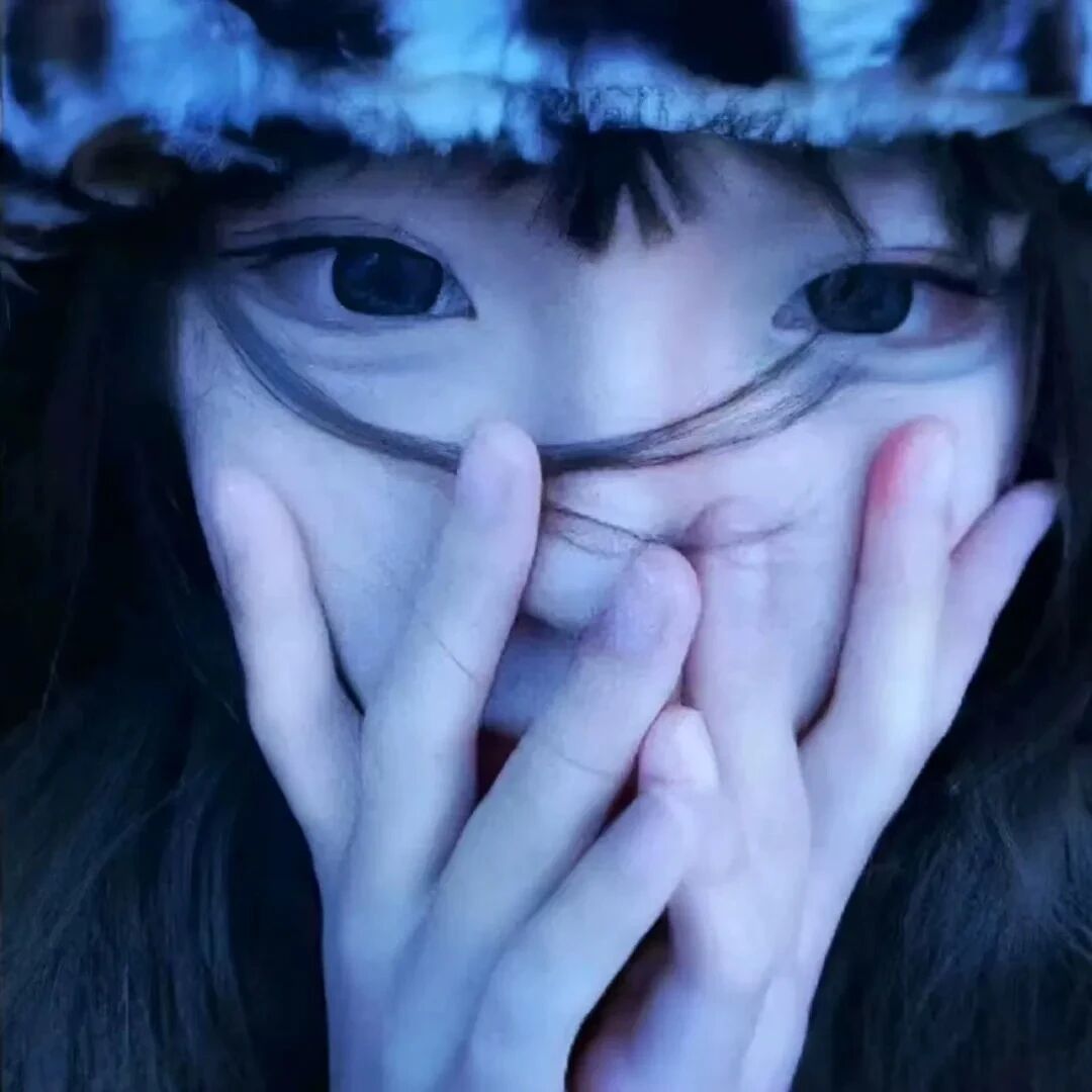 捂嘴少萝女生头像