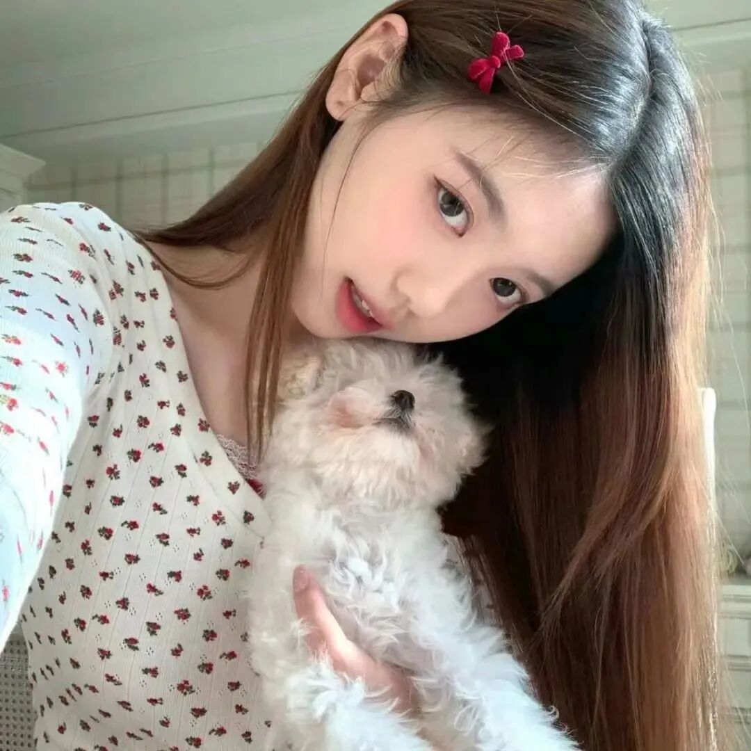 抱着狗狗甜妹女生头像
