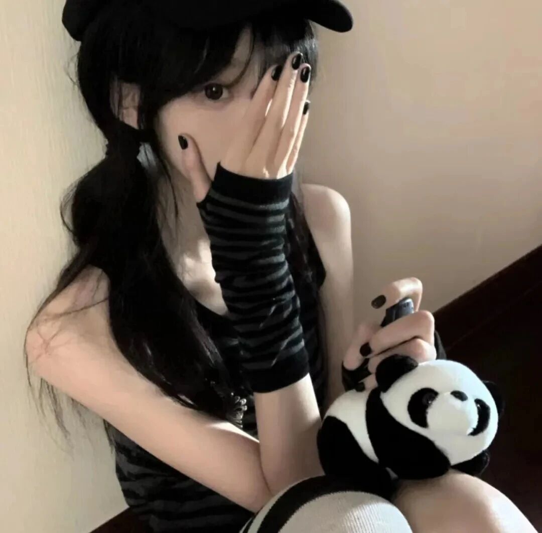 捂嘴纯欲女生头像