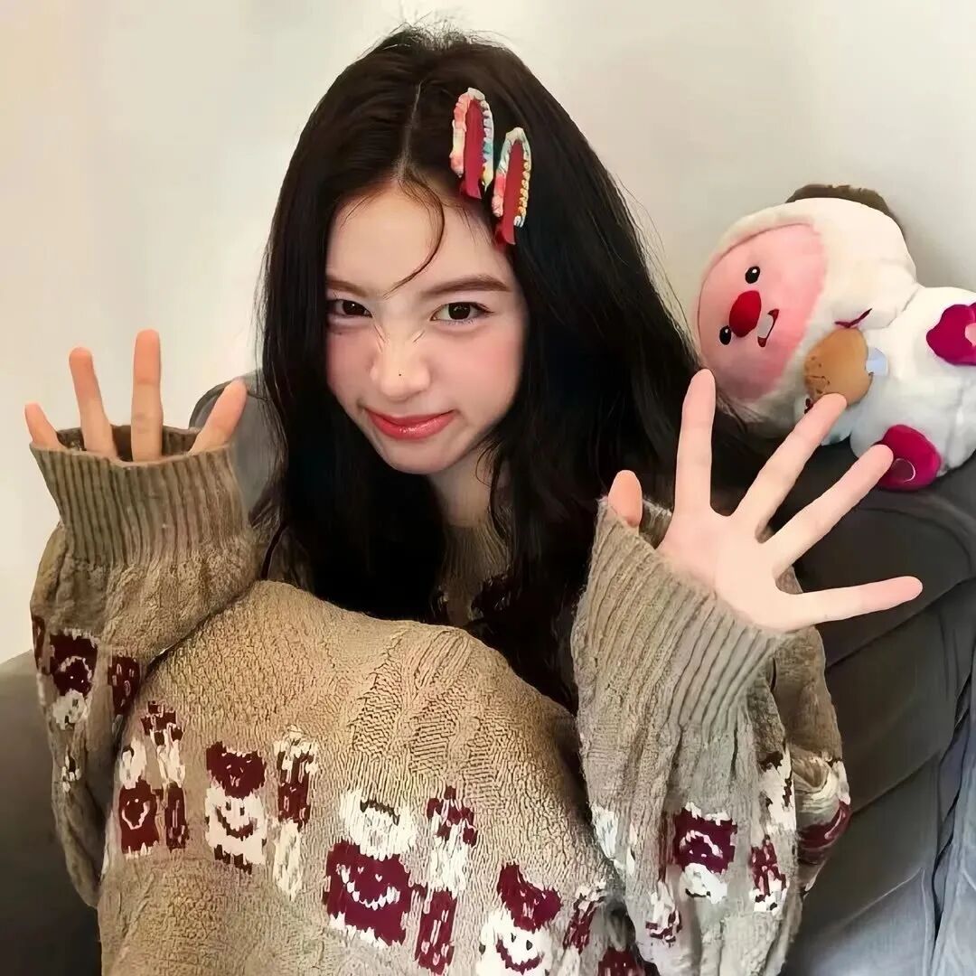 手势甜妹女生头像