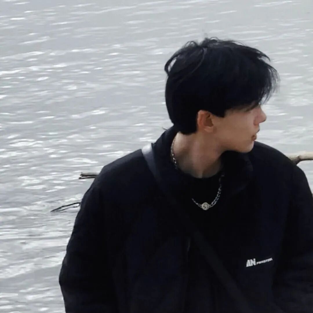 帅气侧脸海边男生头像