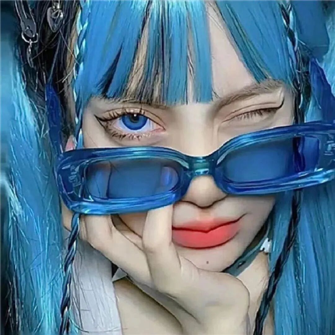 甜酷墨镜女生头像
