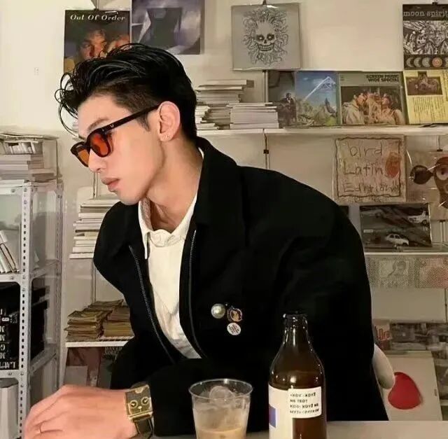 冷酷墨镜侧脸男生头像
