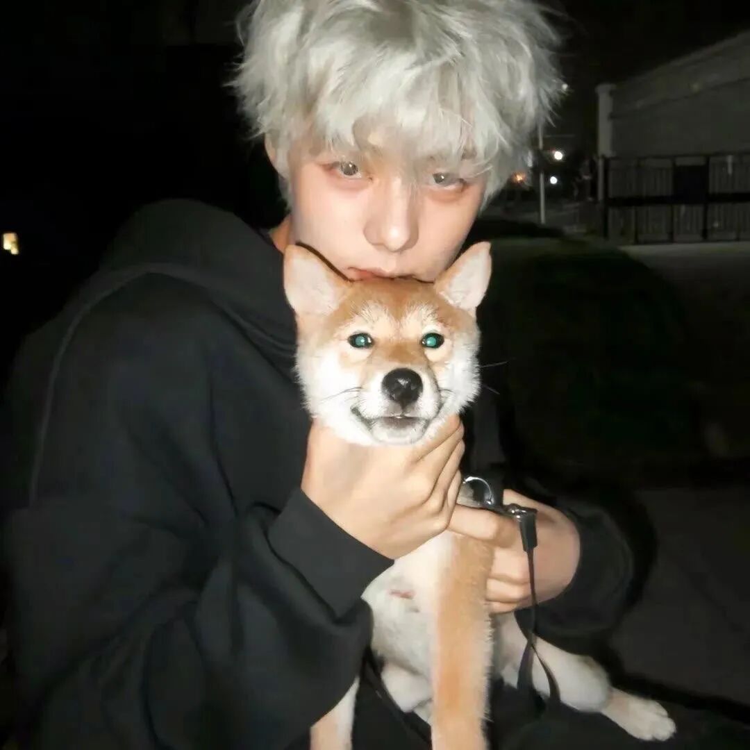 抱着狗狗个性男生头像