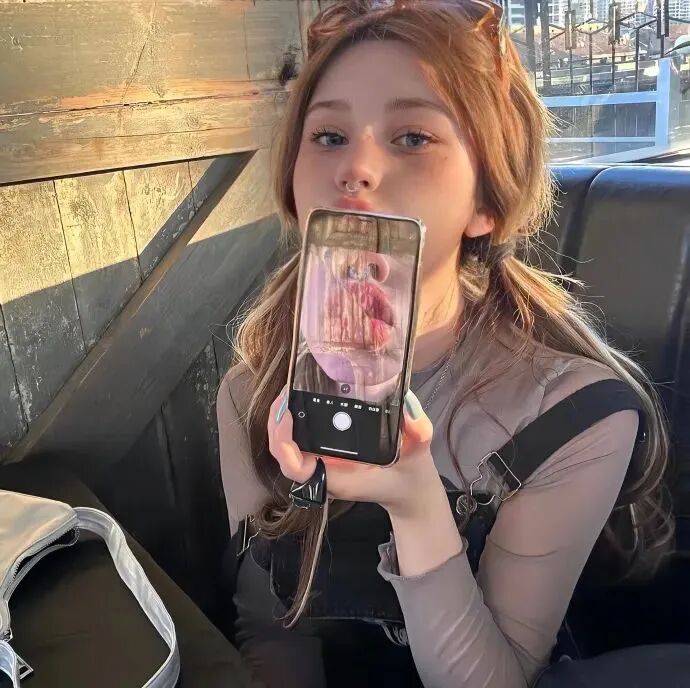 自拍手机甜酷女生头像