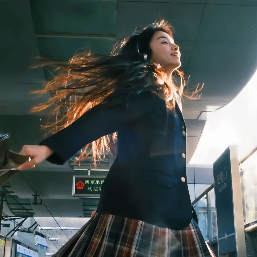 戴耳机学院风侧脸女生头像