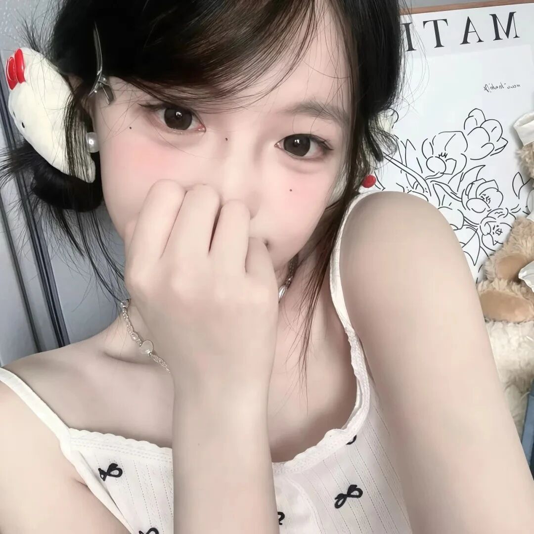 捂嘴少萝女生头像