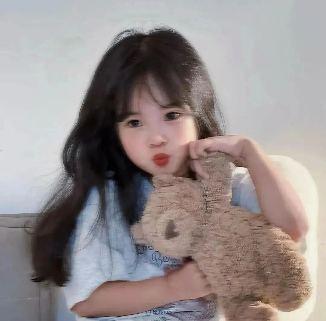 抱着小熊小女孩萌娃头像