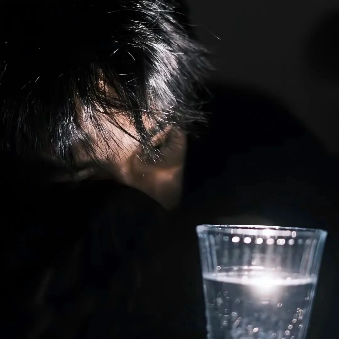 趴着伤感男生头像