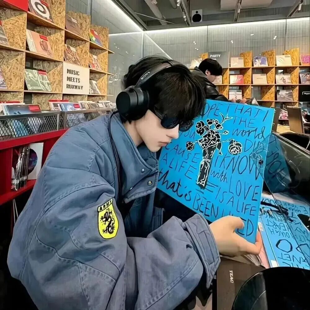 戴耳机墨镜小众侧脸男生头像