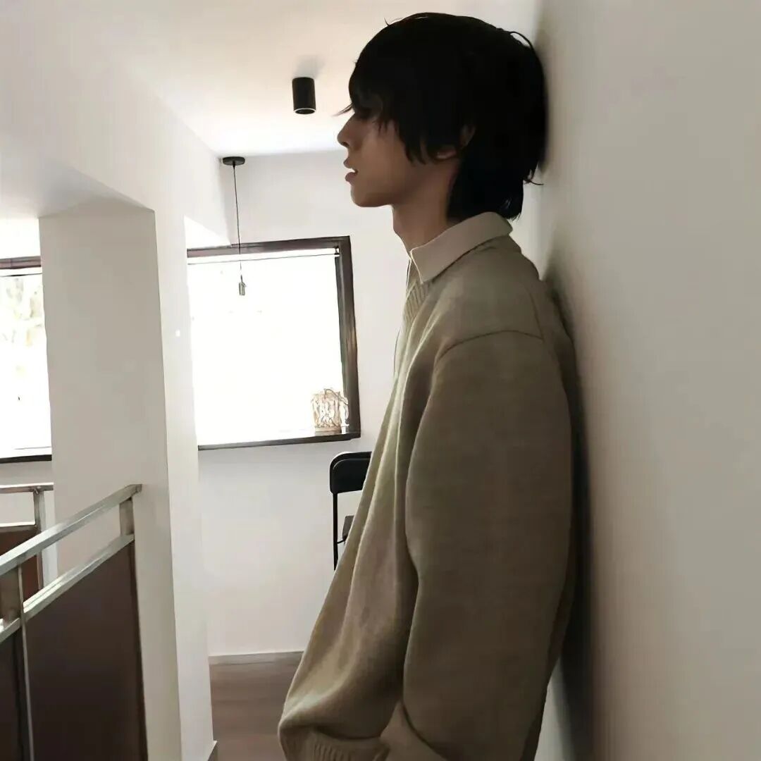 权威侧脸男生头像