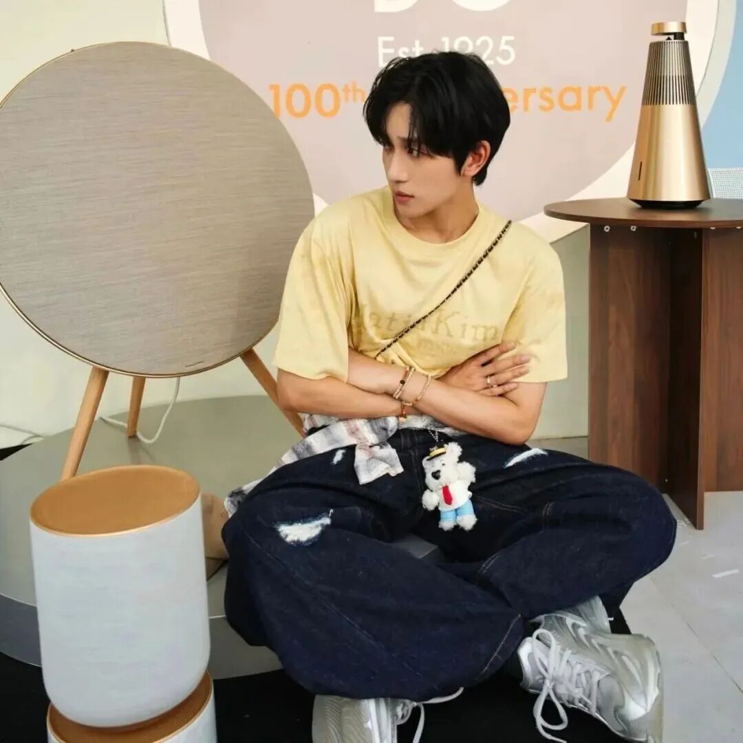 小众侧脸男生头像