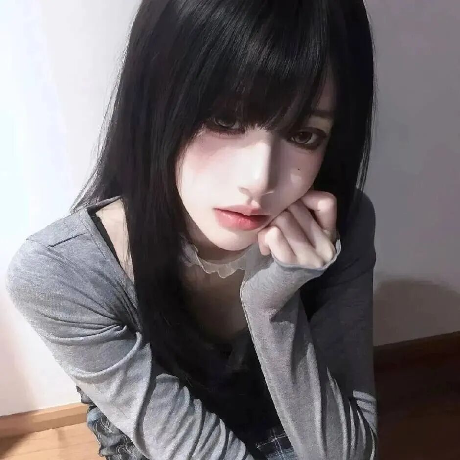 蹲着权威女生头像