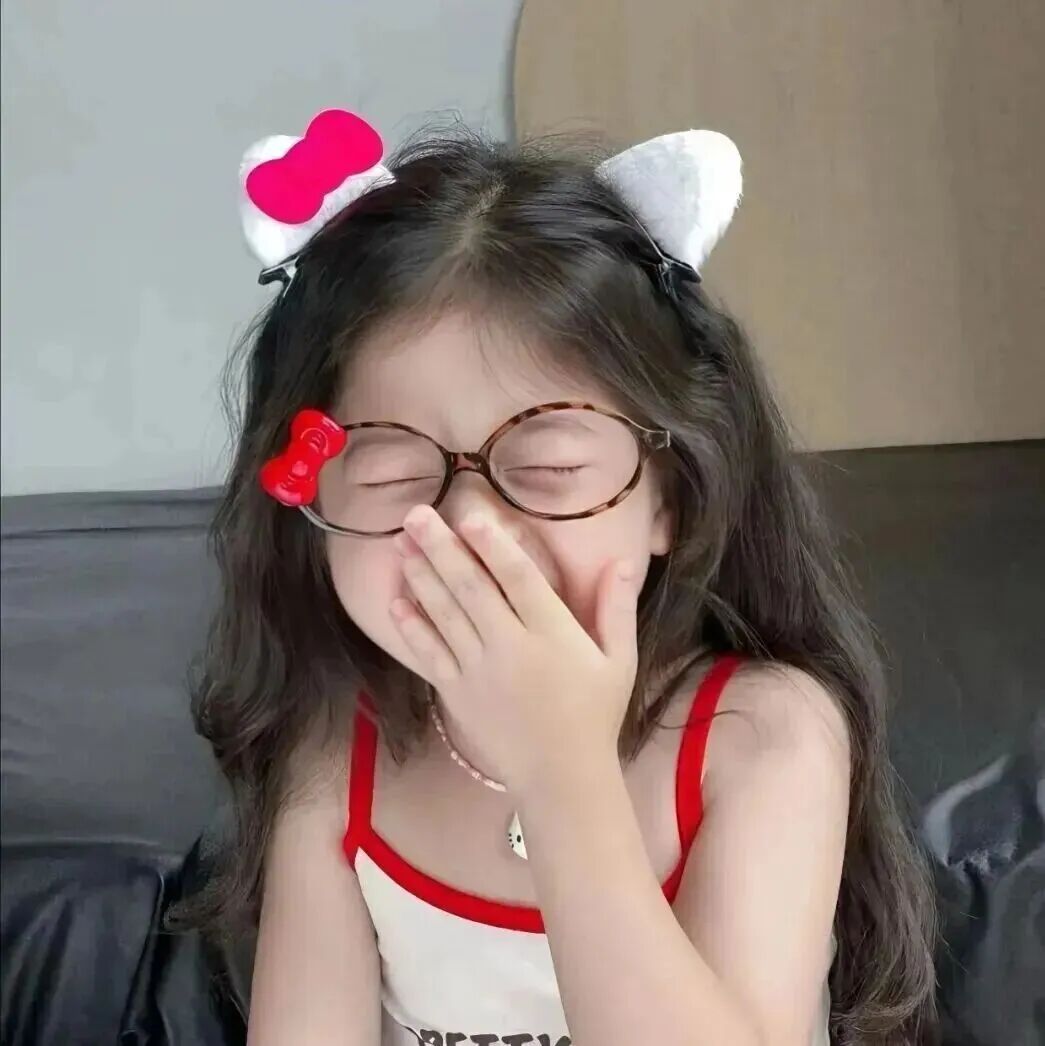 捂嘴小女孩萌娃头像