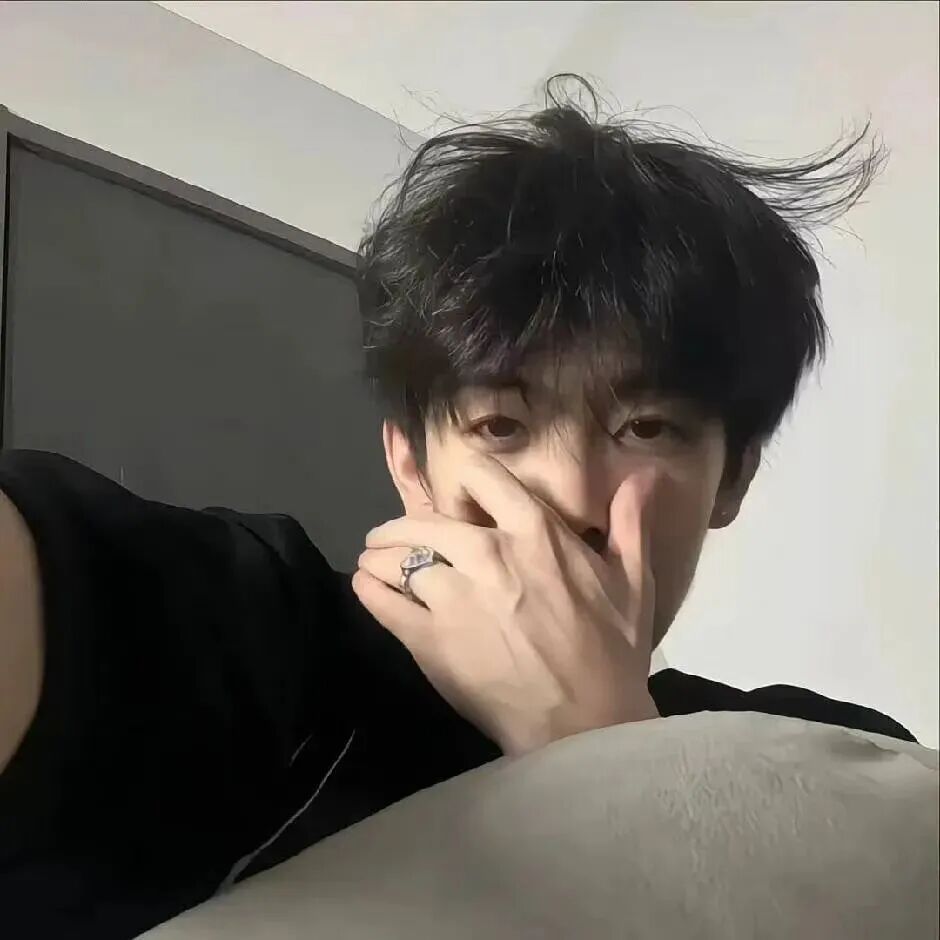捂嘴权威男生头像