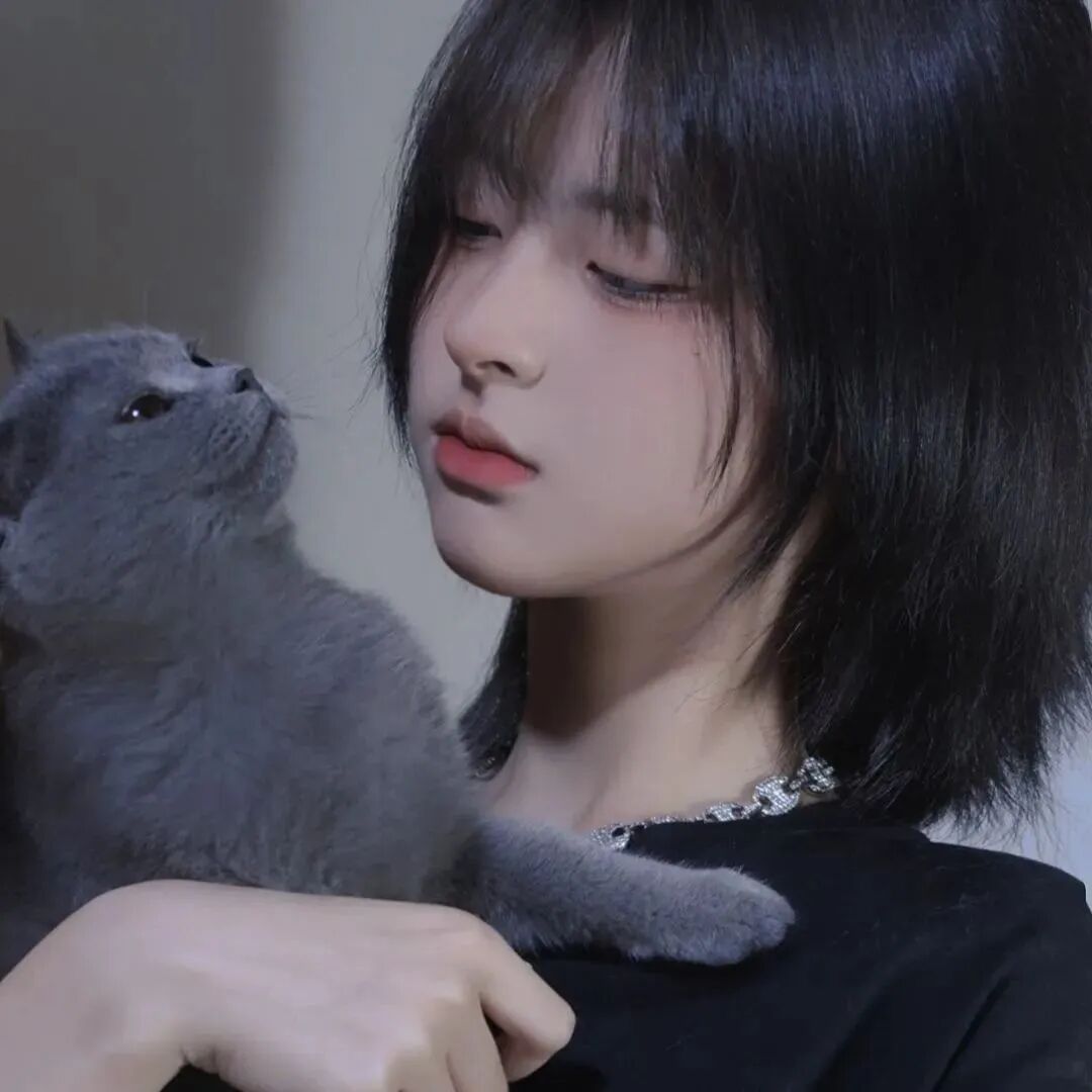 抱着猫咪甜酷女生头像