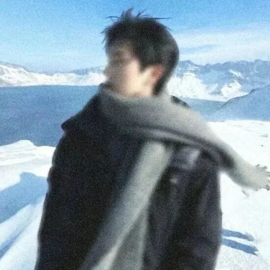 冬天氛围感侧脸男生头像