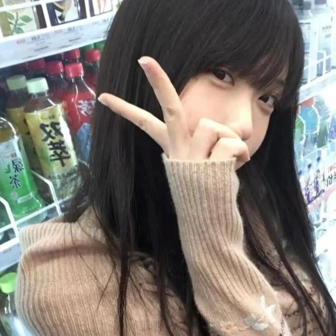 剪刀手温柔女生头像