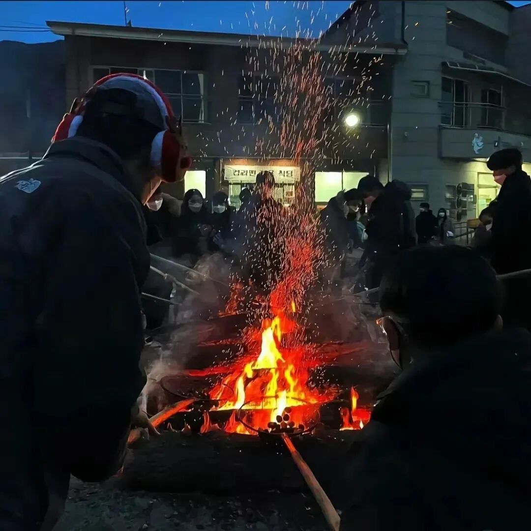 氛围感篝火不露脸男生头像