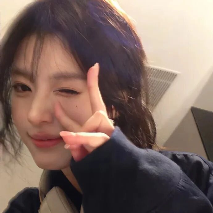 剪刀手小众女生头像