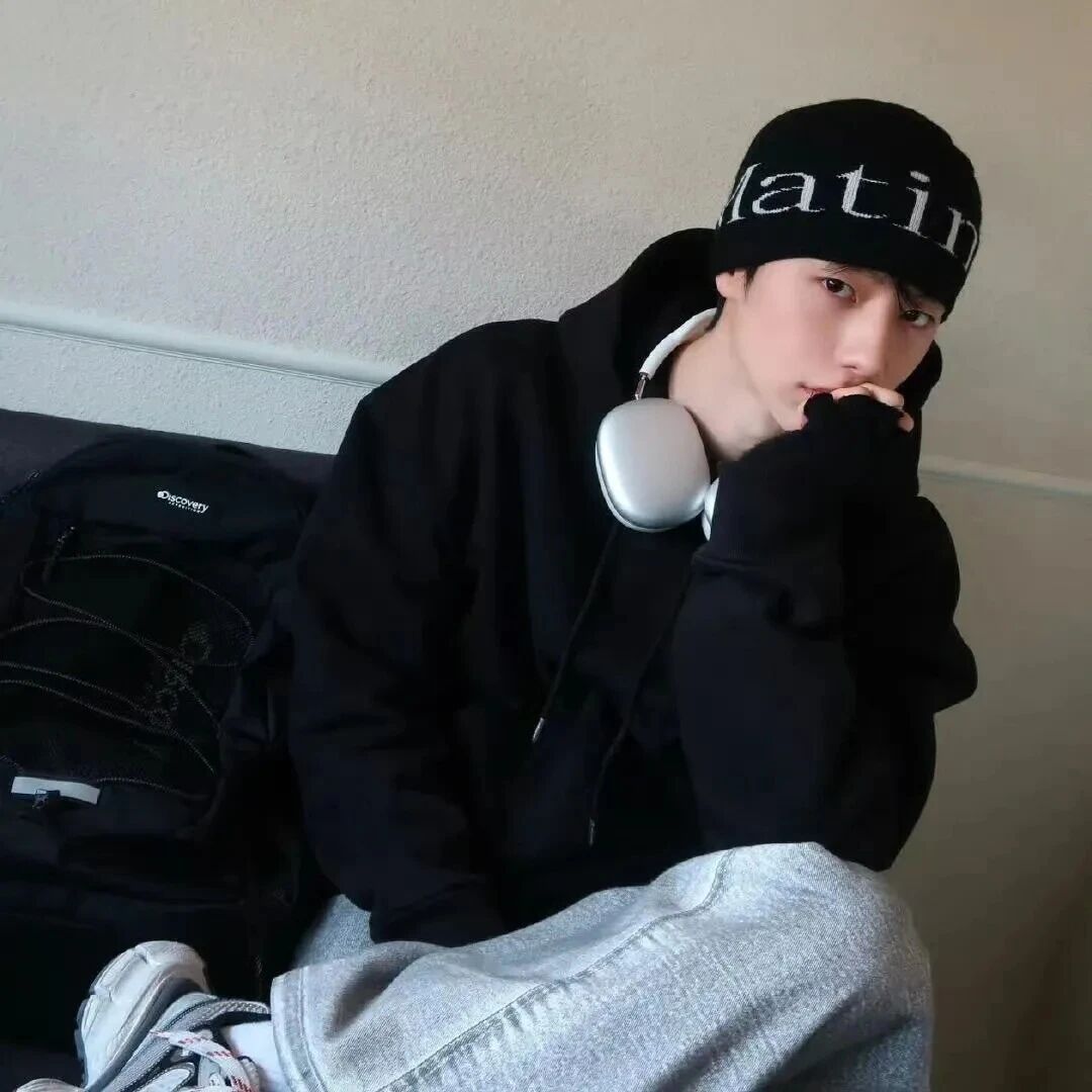 戴耳机小众男生头像