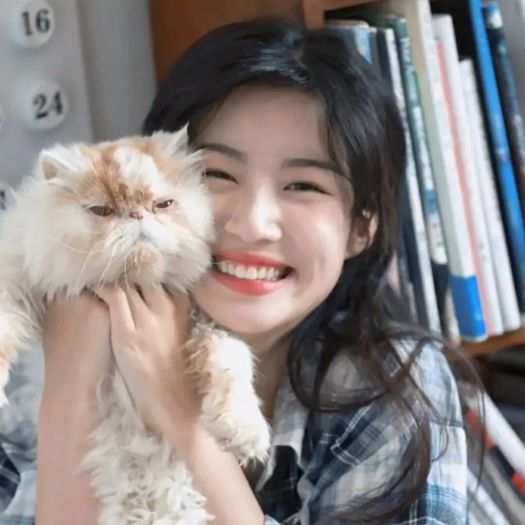 抱着猫咪爱笑甜妹女生头像