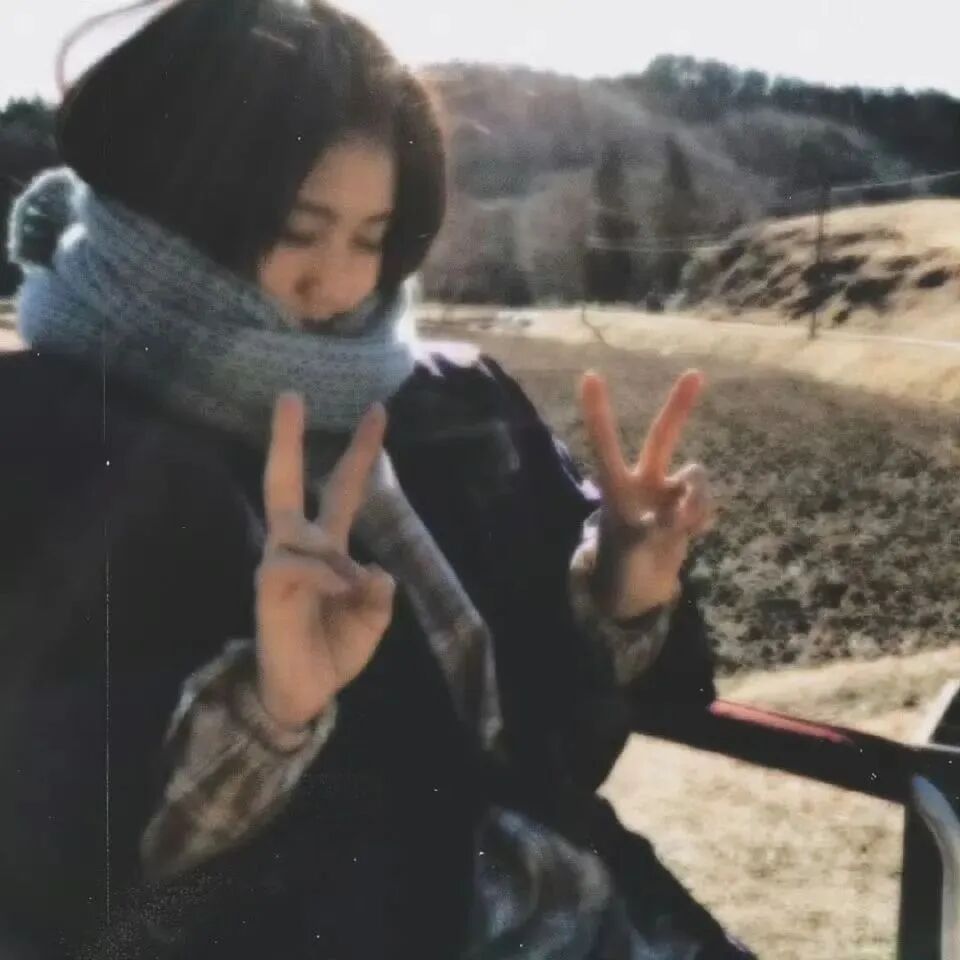 剪刀手温柔女生头像