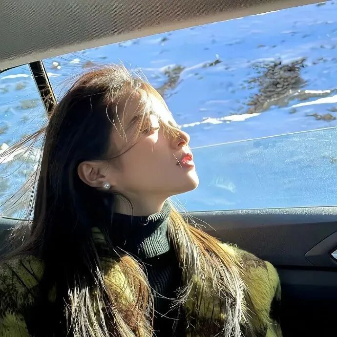 光感侧脸女生头像