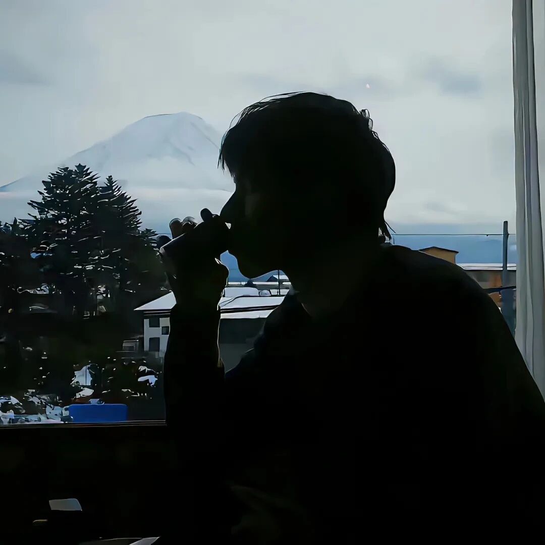 自由感侧脸男生头像