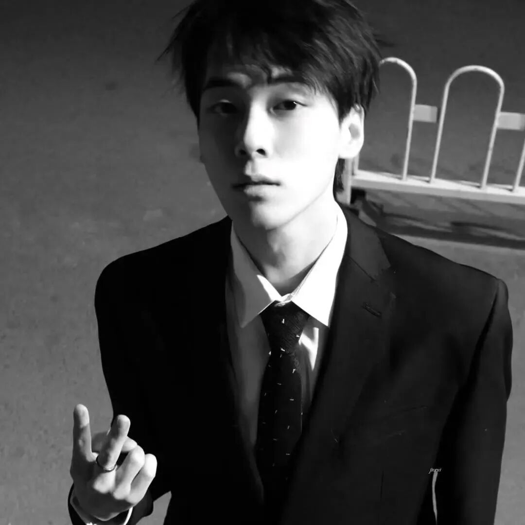 黑白男生头像