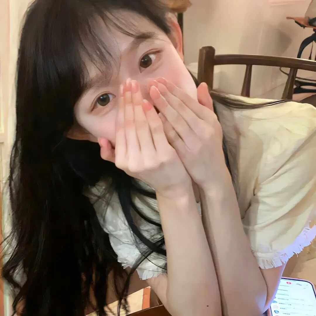 捂嘴温柔女生头像