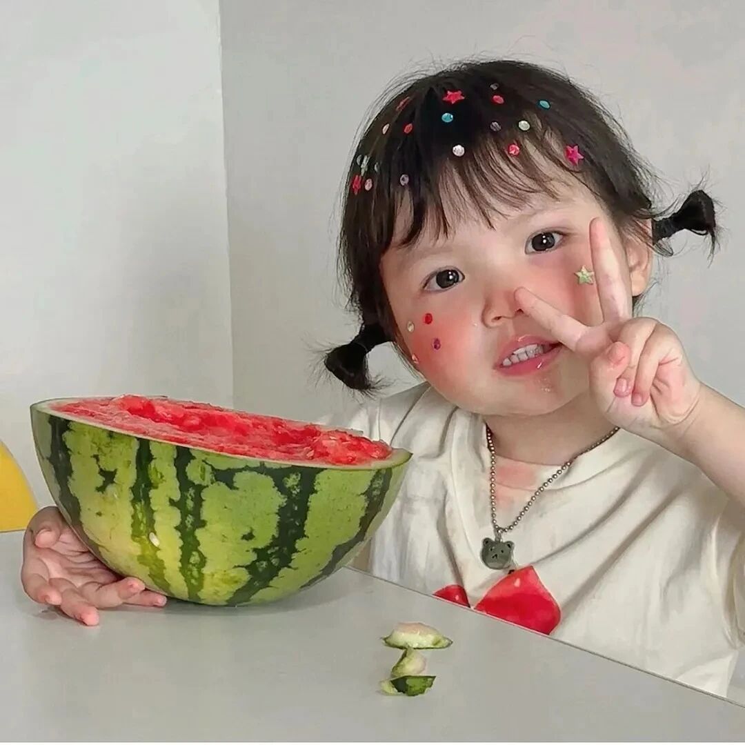 剪刀手西瓜小女孩萌娃头像
