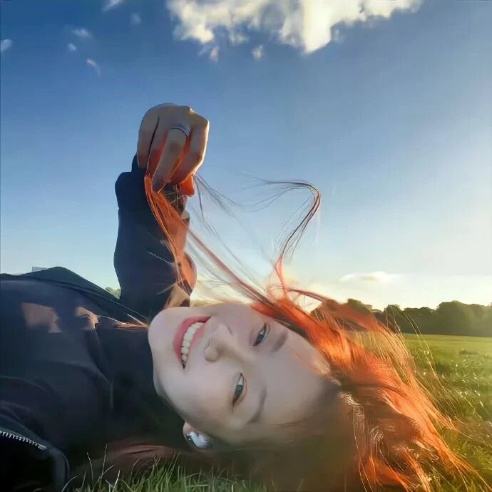 自由感爱笑女生头像
