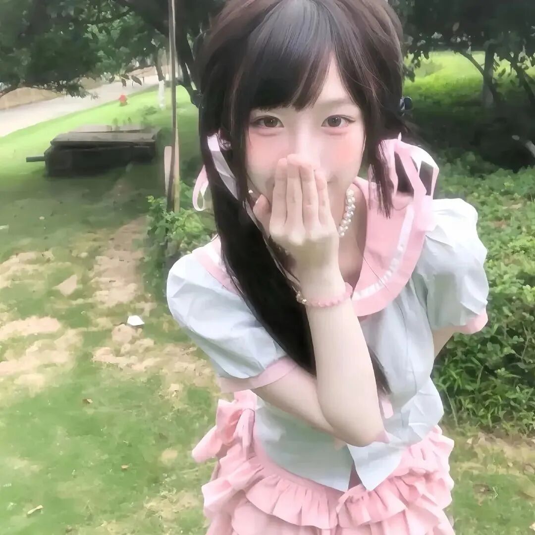 捂嘴少萝女生头像