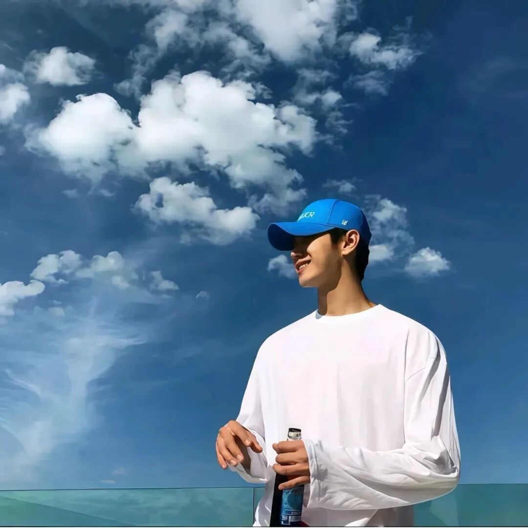 阳光成熟侧脸男生头像