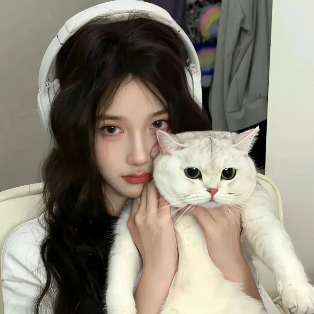 戴耳机抱着猫咪小众女生头像