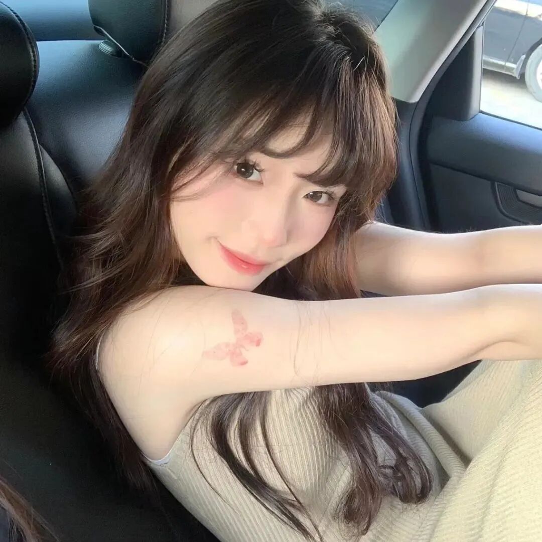 车内温柔女生头像