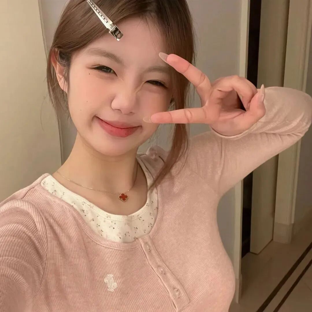 剪刀手爱笑小众女生头像