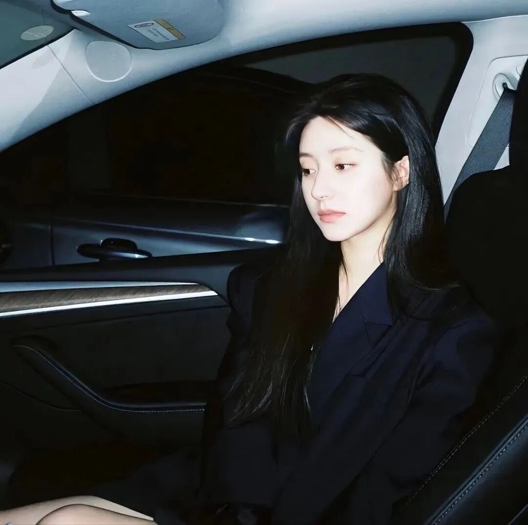 车内温柔女生头像