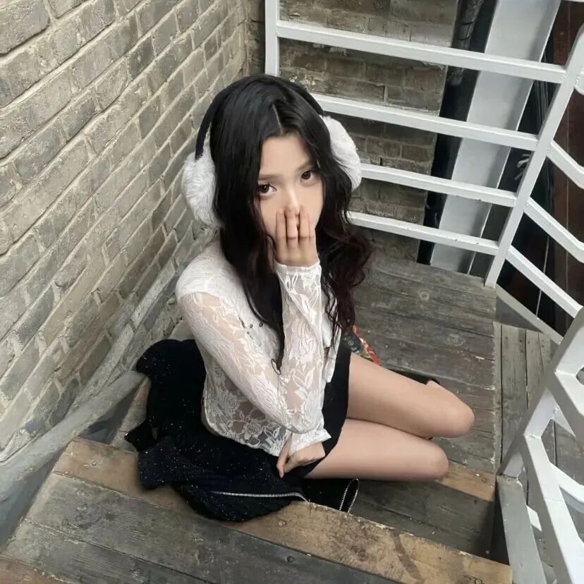 温柔捂嘴女生头像