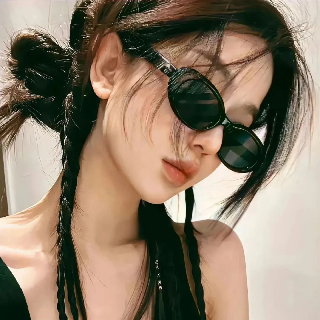 甜酷墨镜女生头像