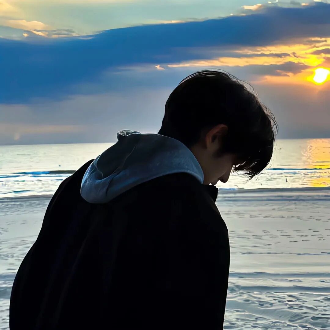 海边氛围感侧脸男生头像