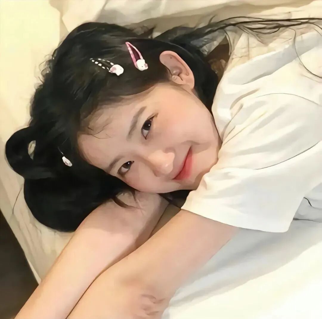 趴着甜妹女生头像