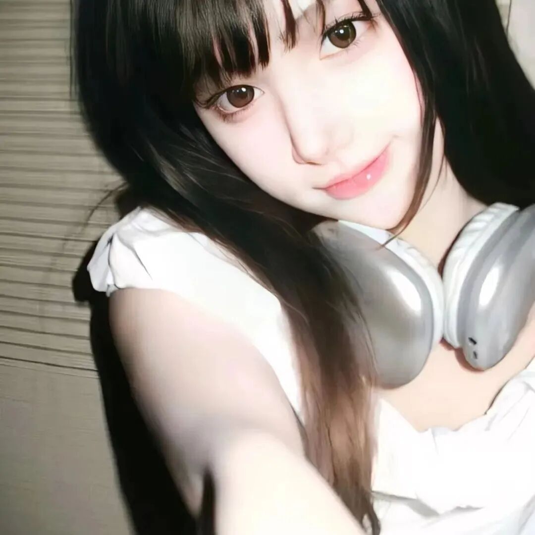 戴耳机清冷女生头像