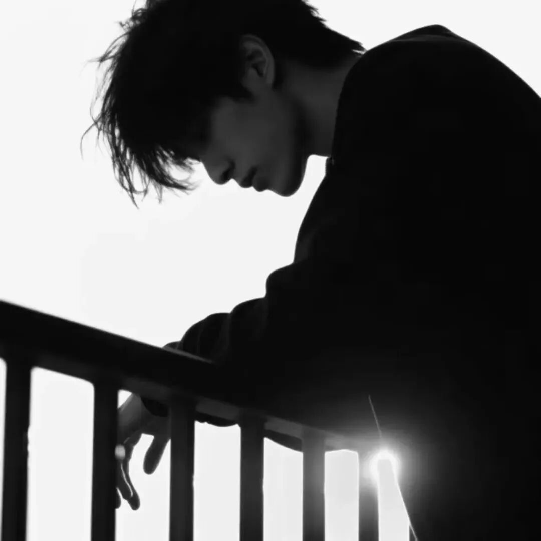黑白侧脸男生头像